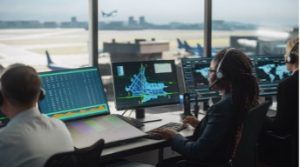 Controlador aéreo trabajando en una torre de control en España